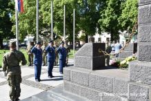 Slvnostn ceremonil kladenia vencov na poes 73. vroia Da vazstva nad faizmom